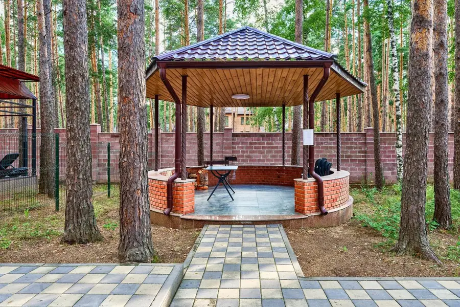 Крытая мангальная зона в лесу